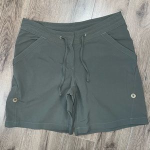 Merrell Size 6 Green Shorts